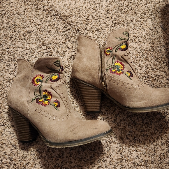 MIA Shoes - MIA Floral Embroidered Beige Ankle Boots